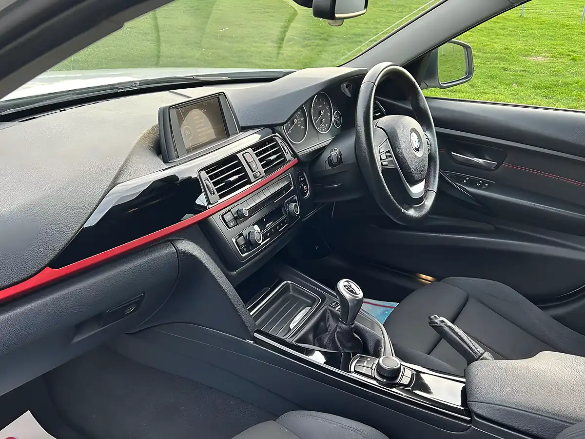 Used 2013 BMW 316i Sport Alpine White - Interior and Exterior details 19