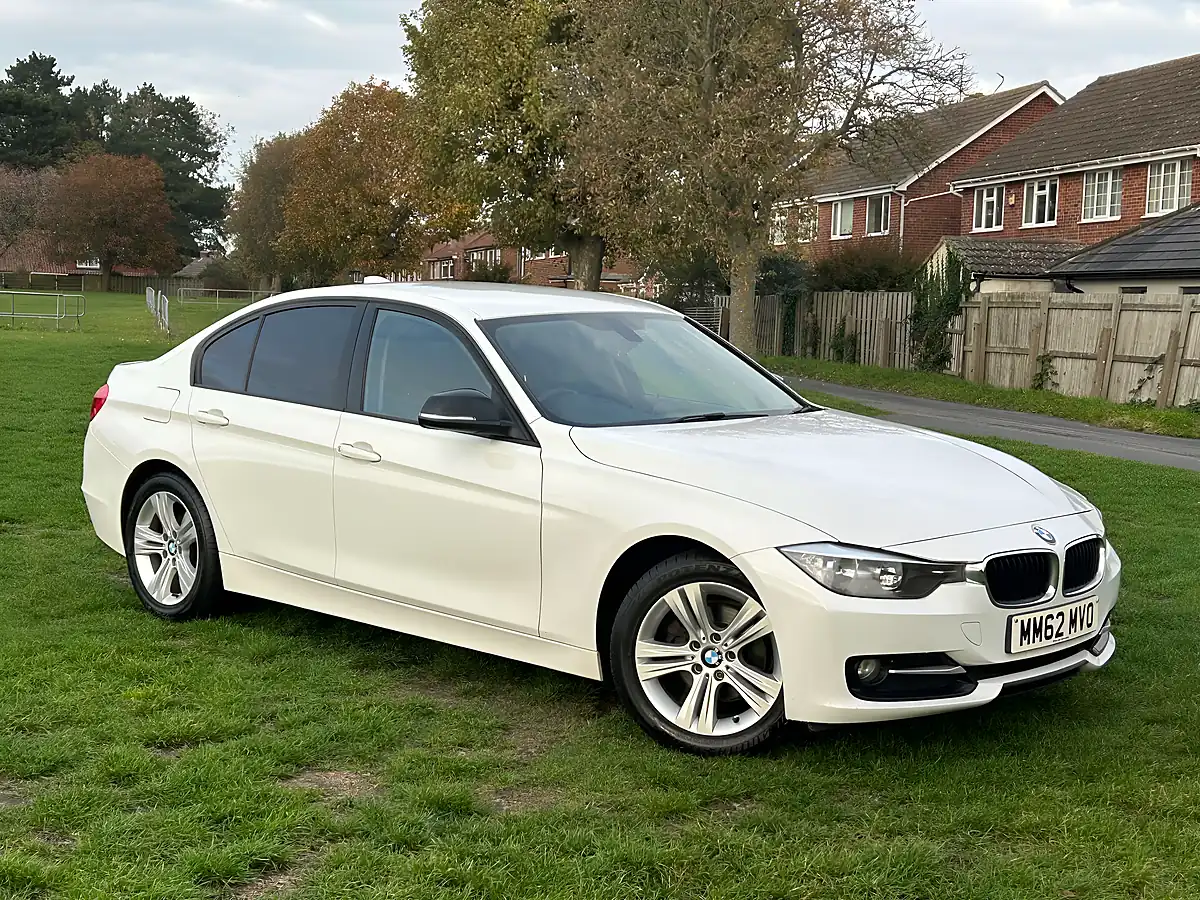 Used 2013 BMW 316i Sport Alpine White - Interior and Exterior details 3