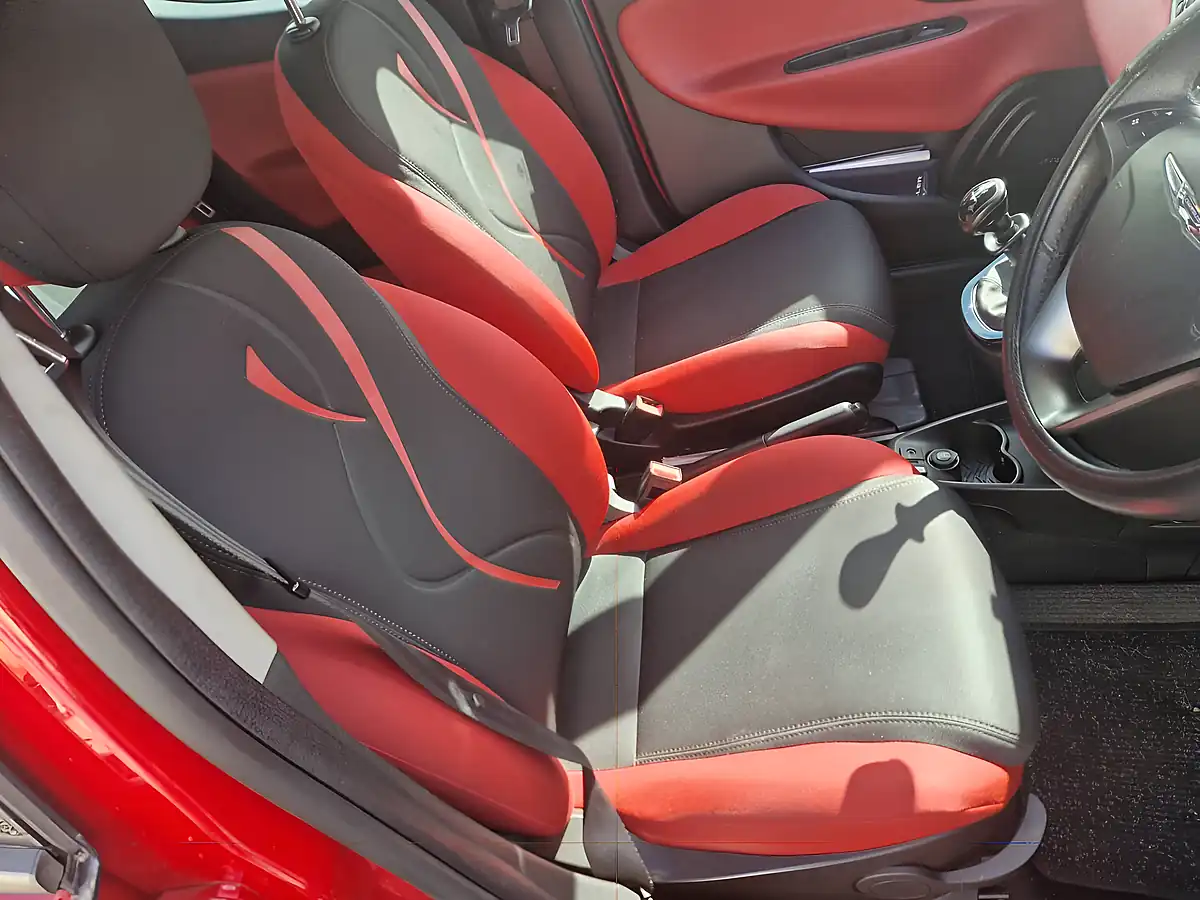Used 2013 Chrysler Ypsilon Black and Red 5dr Red - Interior and Exterior details 12