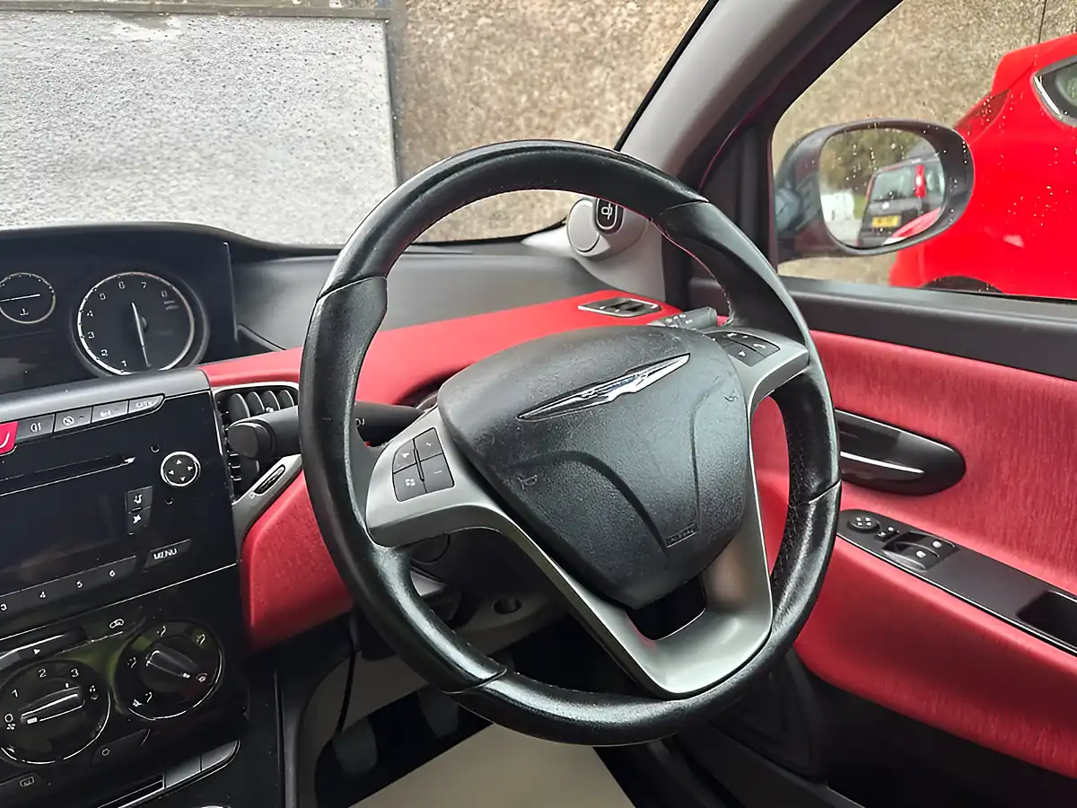 Used 2013 Chrysler Ypsilon Black&red Black - Interior and Exterior details 13