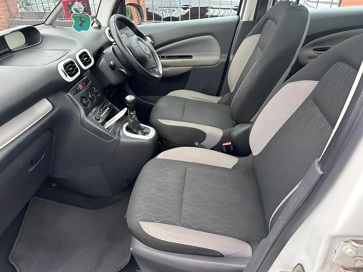 Used 2013 Citroen C3 Picasso Selection White - Interior and Exterior details 20