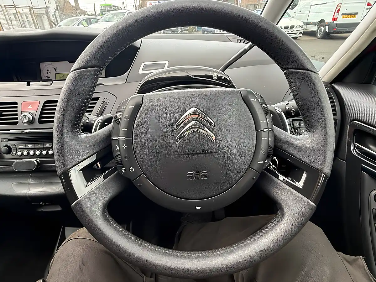 Used 2013 Citroen C4 Picasso Airdream Platinum Red - Interior and Exterior details 17