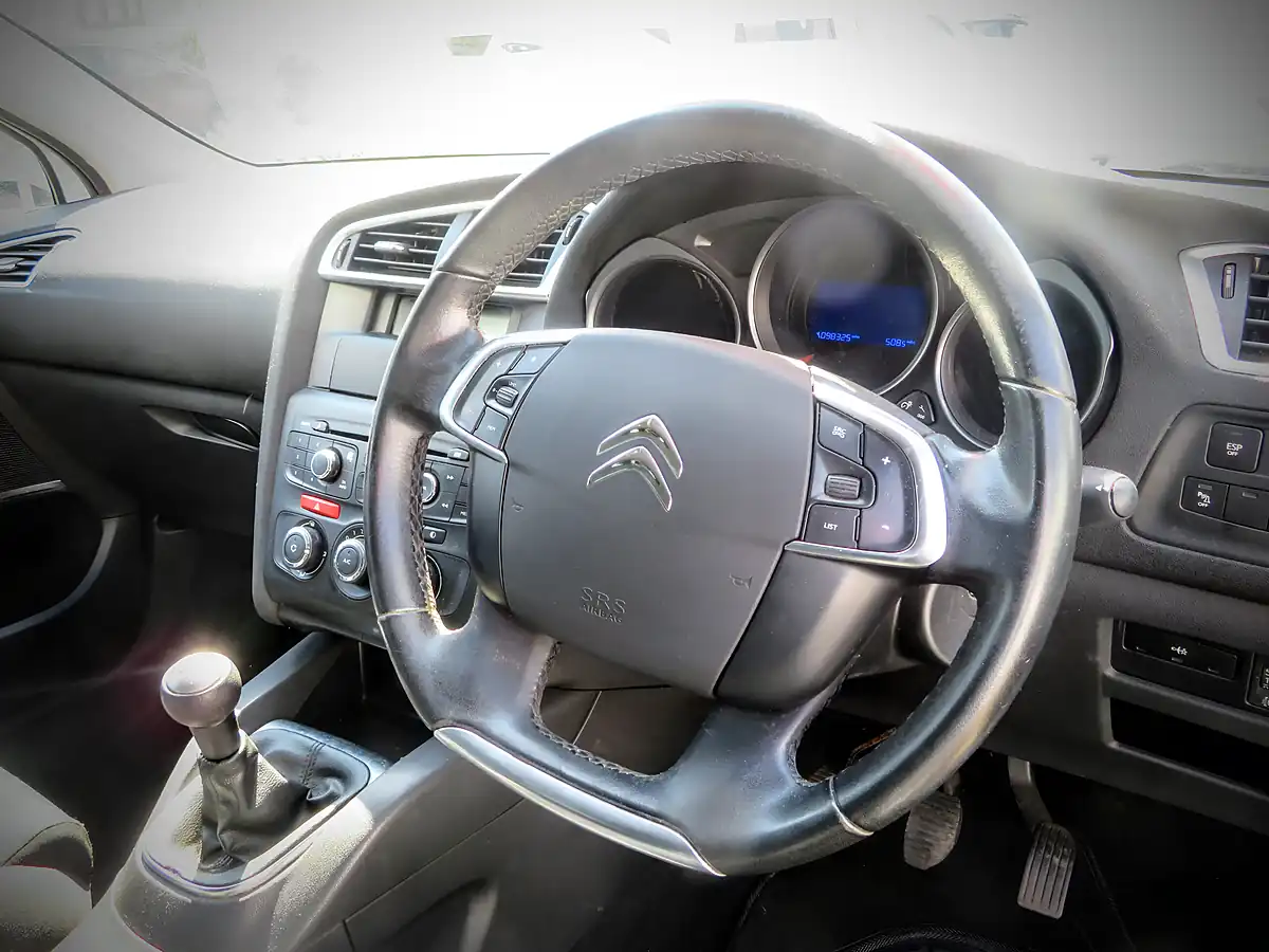 Used 2013 Citroen C4 Vtr+ White - Interior and Exterior details 12