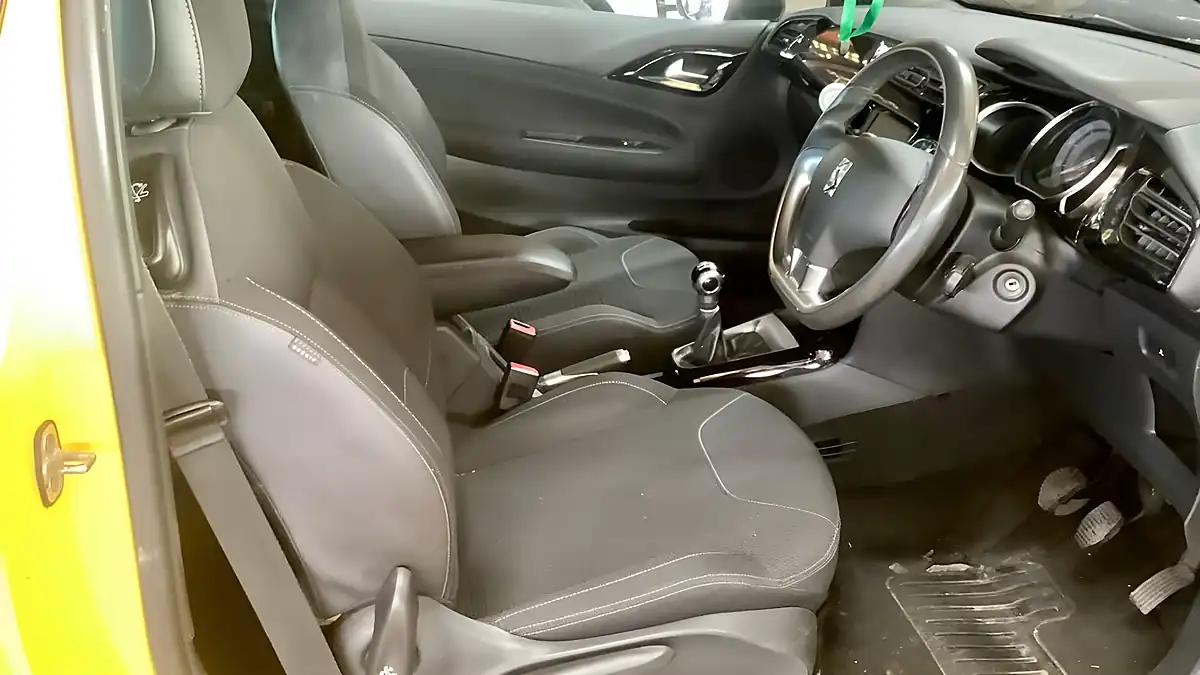 Used 2013 Citroen DS3 Cabrio Dstyle Plus Yellow - Interior and Exterior details 9