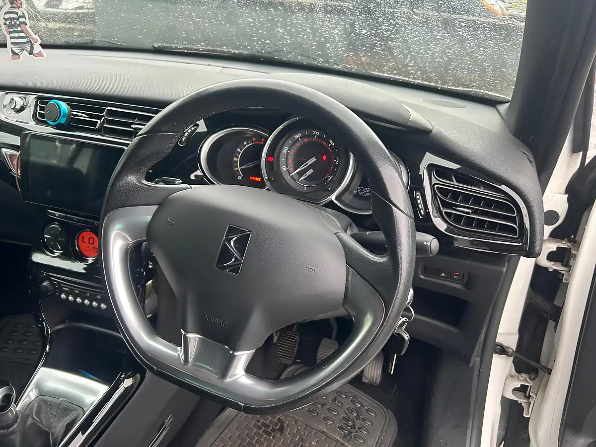 Used 2013 Citroen DS3 Dstyle Plus White - Interior and Exterior details 7