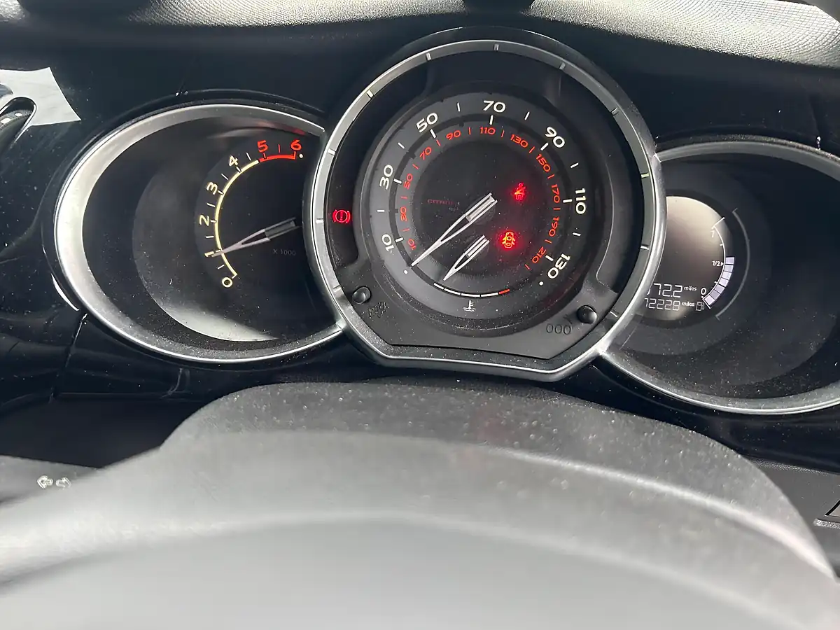Used 2013 Citroen DS3 Dstyle Plus White - Interior and Exterior details 8