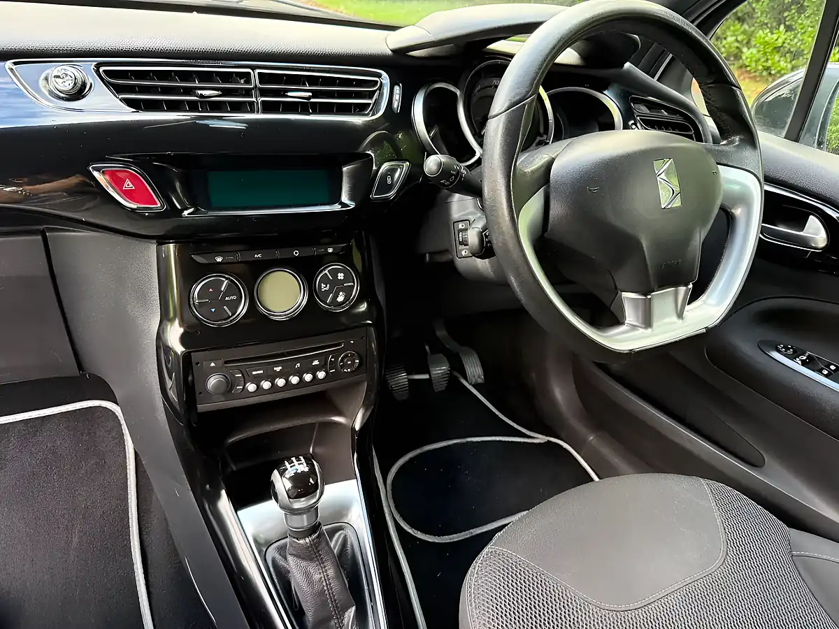 Used 2013 Citroen DS3 Dstyle Plus White - Interior and Exterior details 10