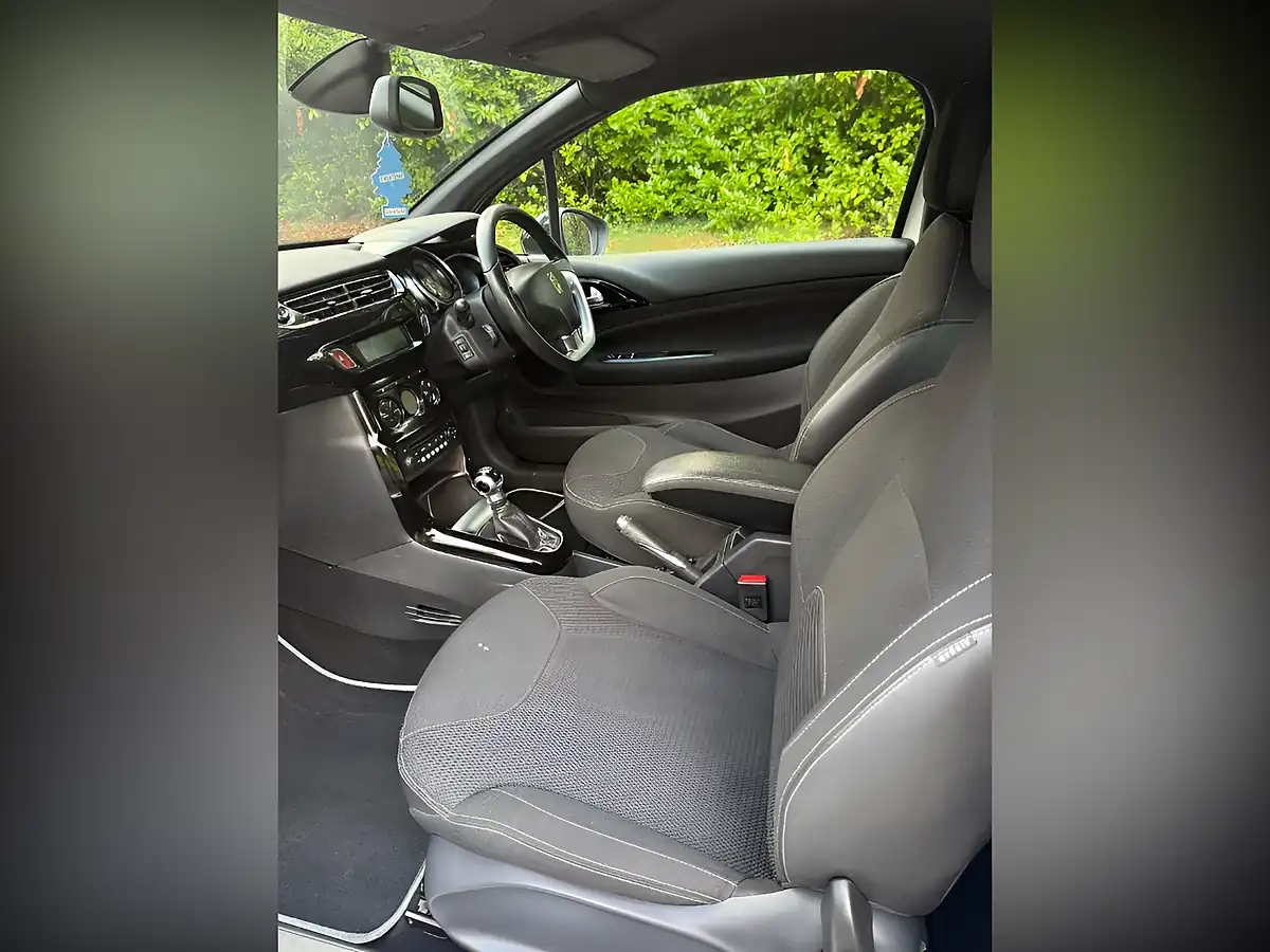 Used 2013 Citroen DS3 Dstyle Plus White - Interior and Exterior details 9