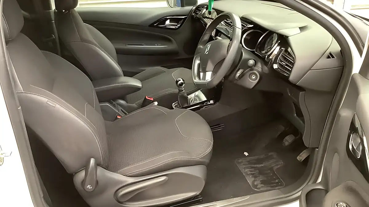 Used 2013 Citroen DS3 Dstyle Plus White - Interior and Exterior details 9
