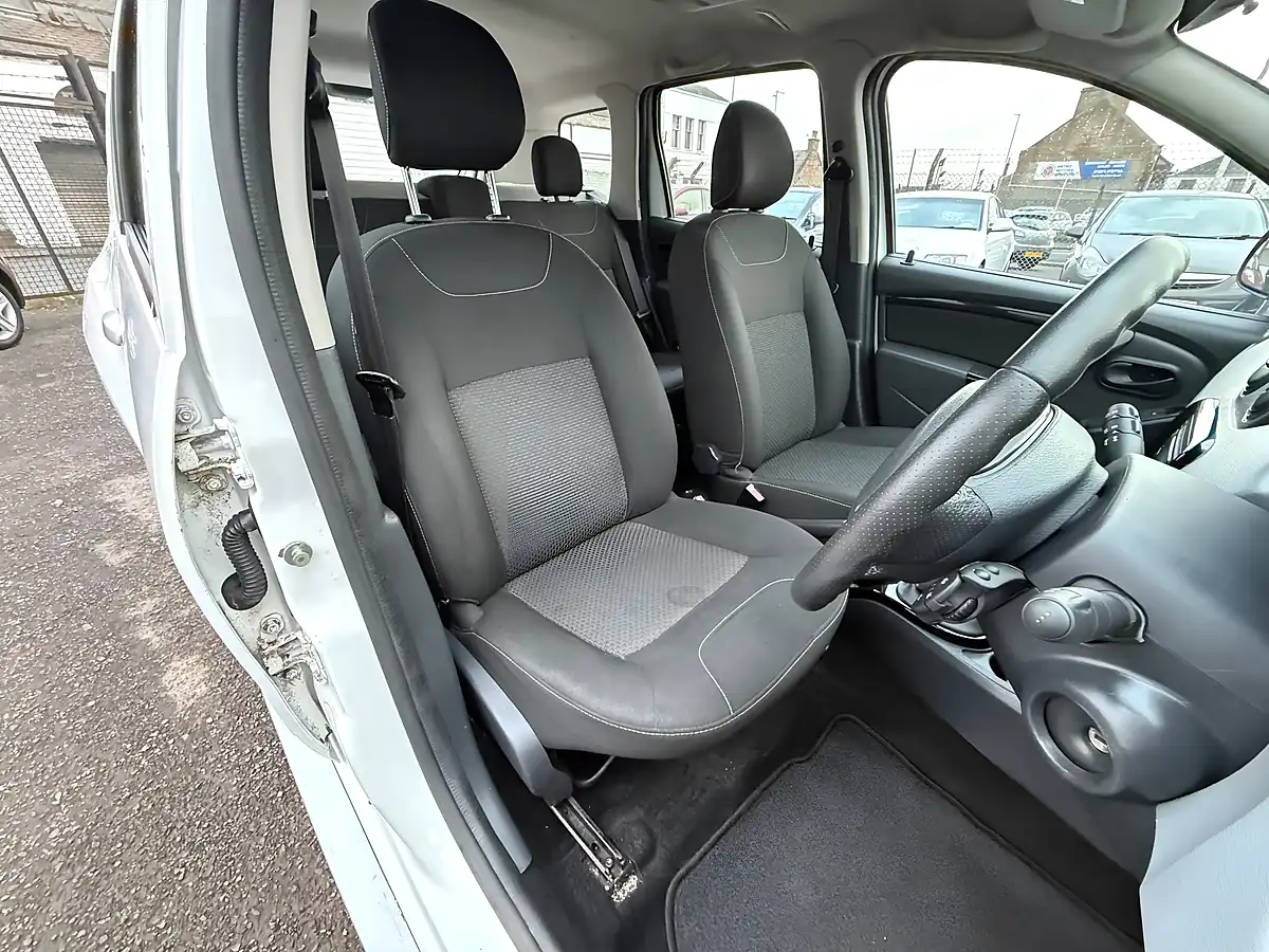 Used 2013 Dacia Duster Laureate White - Interior and Exterior details 10