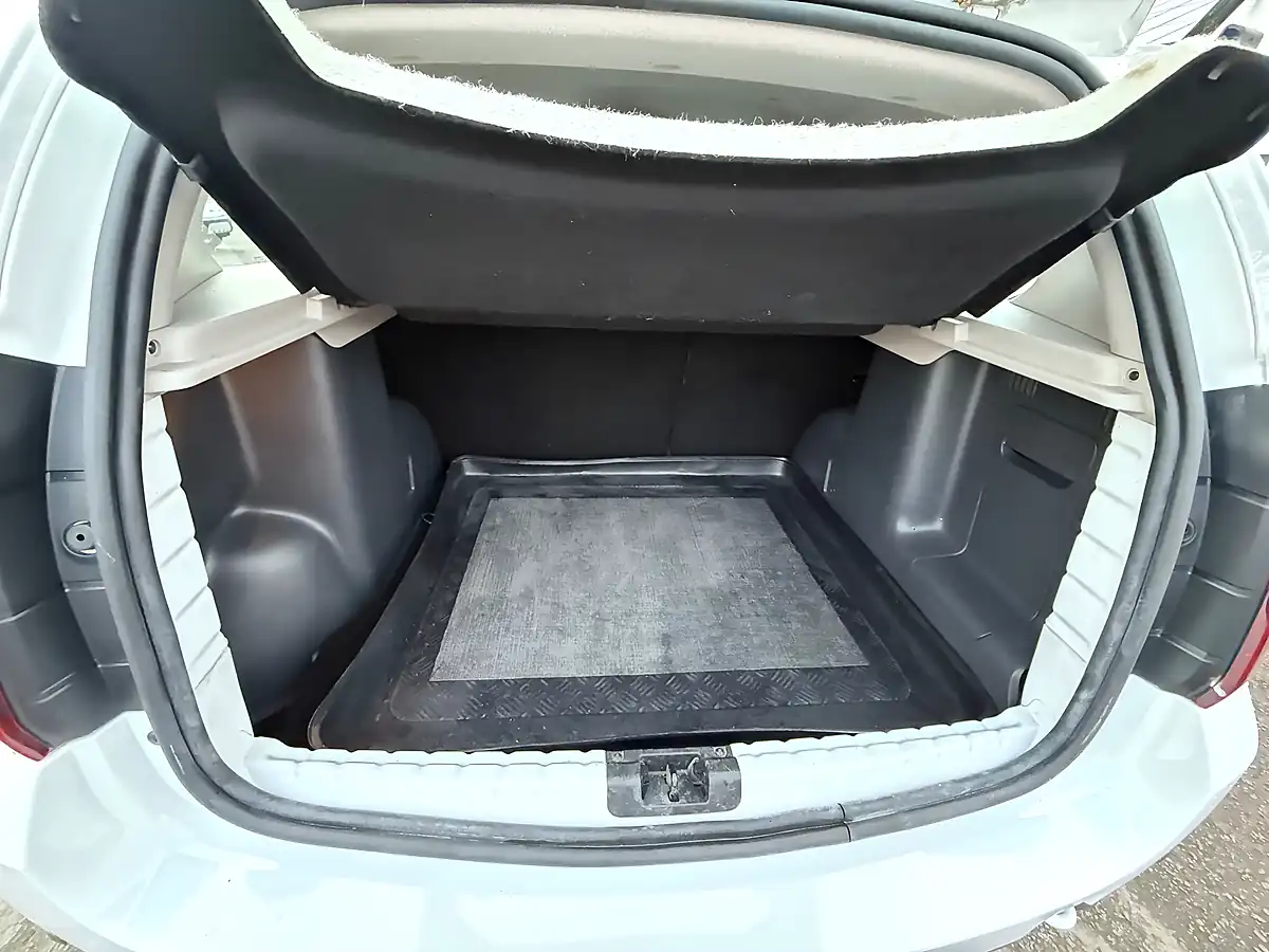 Used 2013 Dacia Duster Laureate White - Interior and Exterior details 13