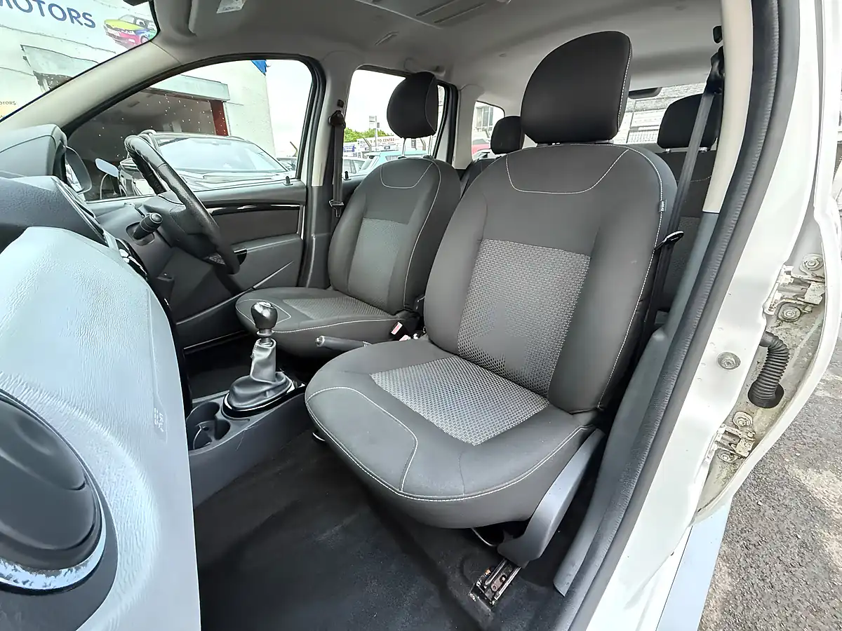 Used 2013 Dacia Duster Laureate White - Interior and Exterior details 16