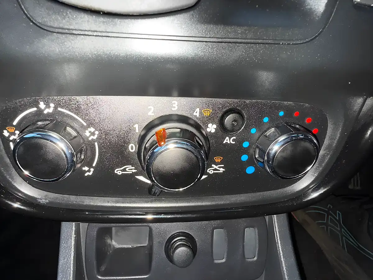 Used 2013 Dacia Duster Laureate White - Interior and Exterior details 17