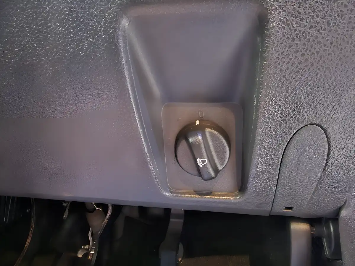 Used 2013 Dacia Duster Laureate White - Interior and Exterior details 16