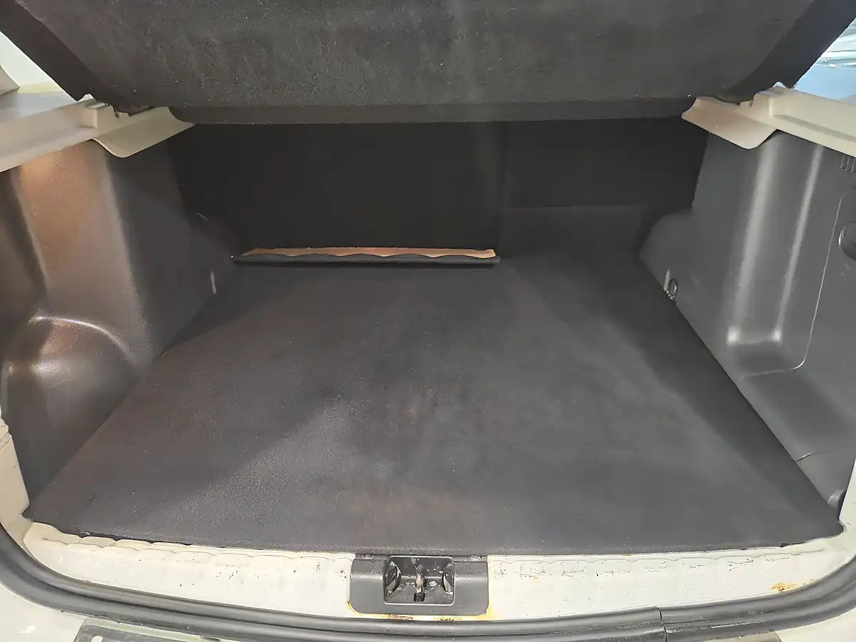 Used 2013 Dacia Duster Laureate White - Interior and Exterior details 7