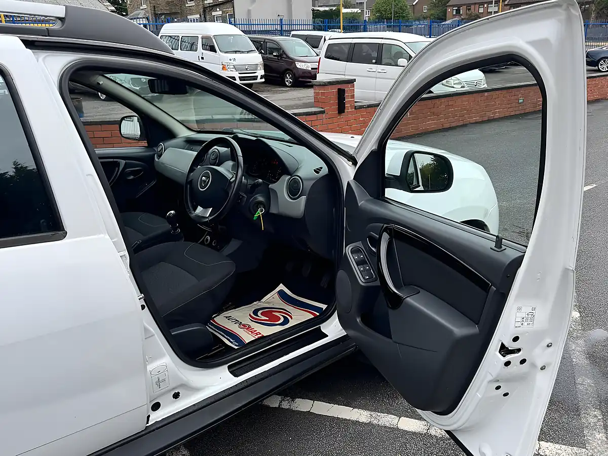Used 2013 Dacia Duster Laureate White - Interior and Exterior details 4