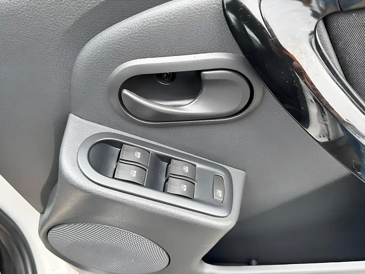Used 2013 Dacia Duster Laureate White - Interior and Exterior details 5