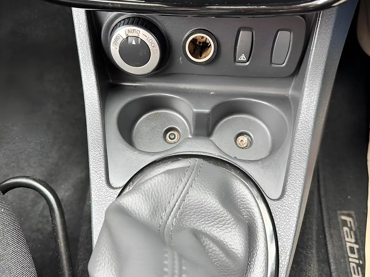 Used 2013 Dacia Duster Laureate White - Interior and Exterior details 7