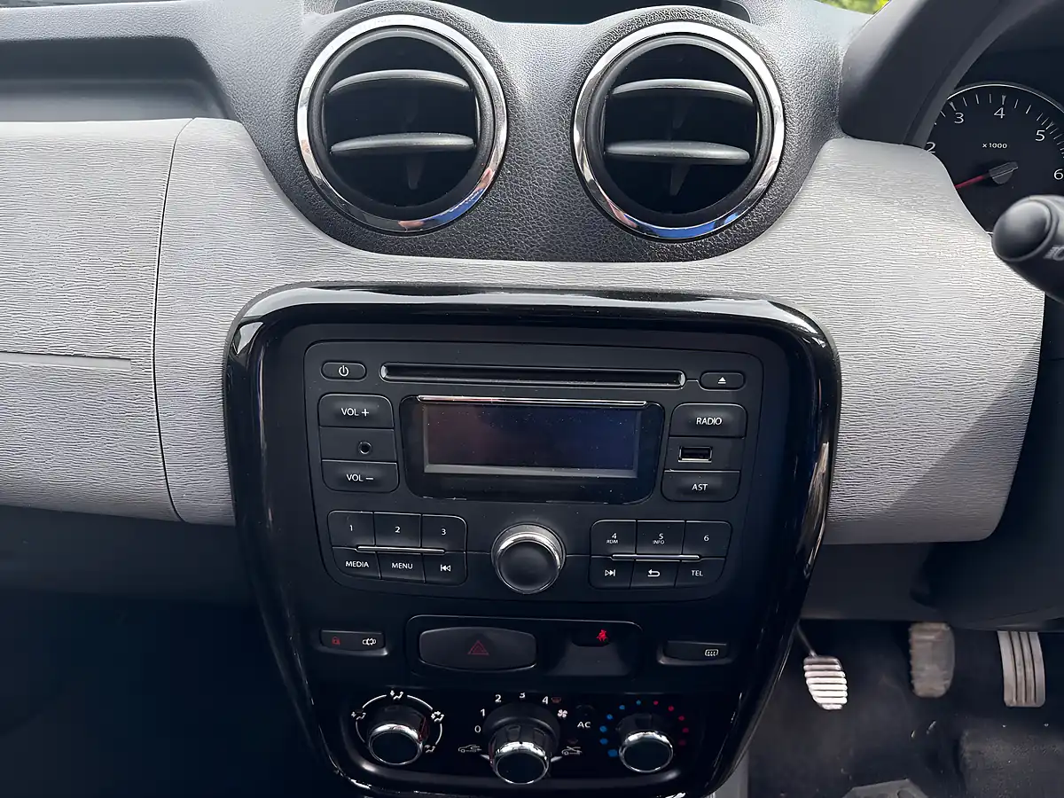 Used 2013 Dacia Duster Laureate White - Interior and Exterior details 14