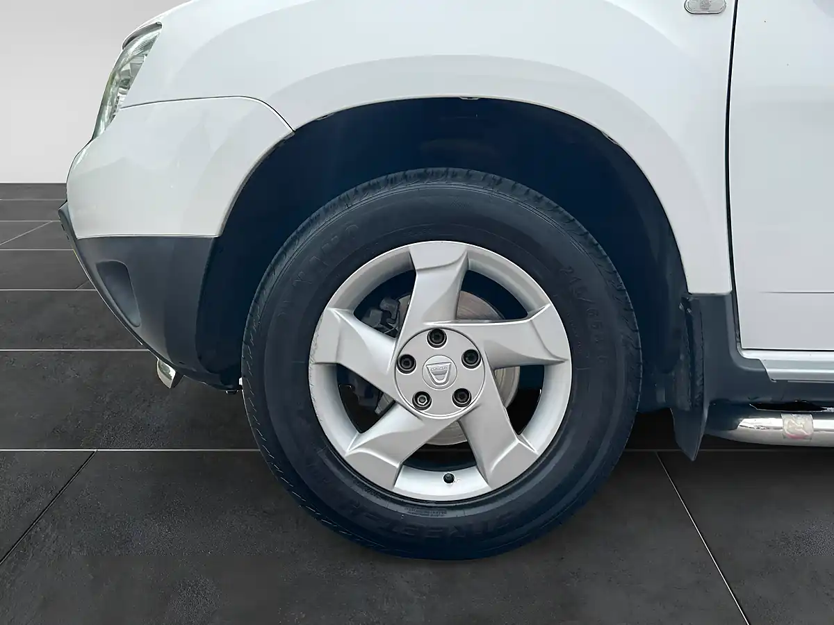 Used 2013 Dacia Duster Laureate White - Interior and Exterior details 9