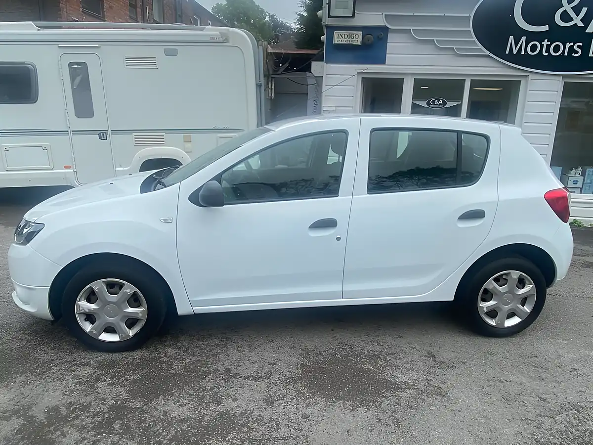 Used 2013 Dacia Sandero Ambiance White - Interior and Exterior details 4