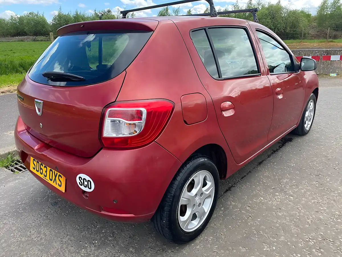 Used 2013 Dacia Sandero Laureate Red - Interior and Exterior details 3