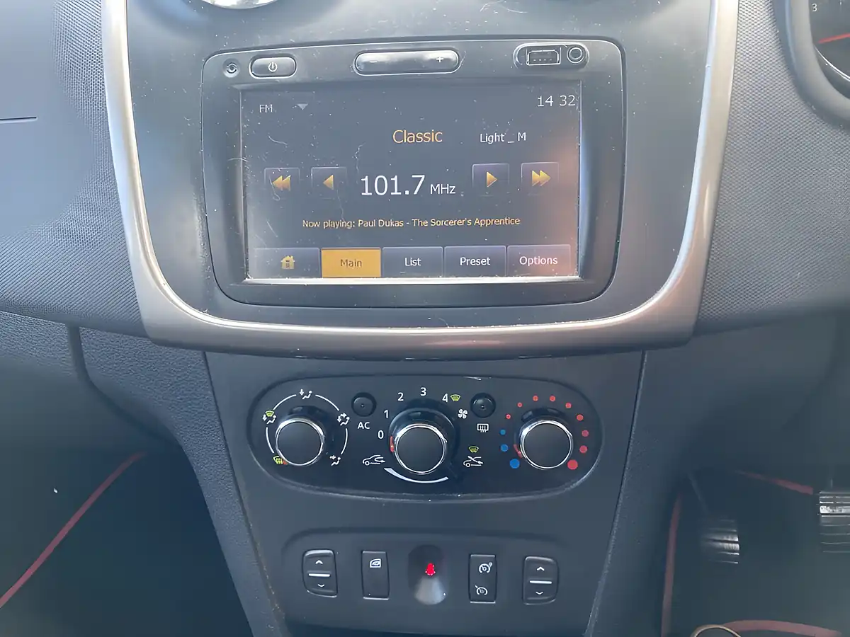 Used 2013 Dacia Sandero Laureate Red - Interior and Exterior details 6