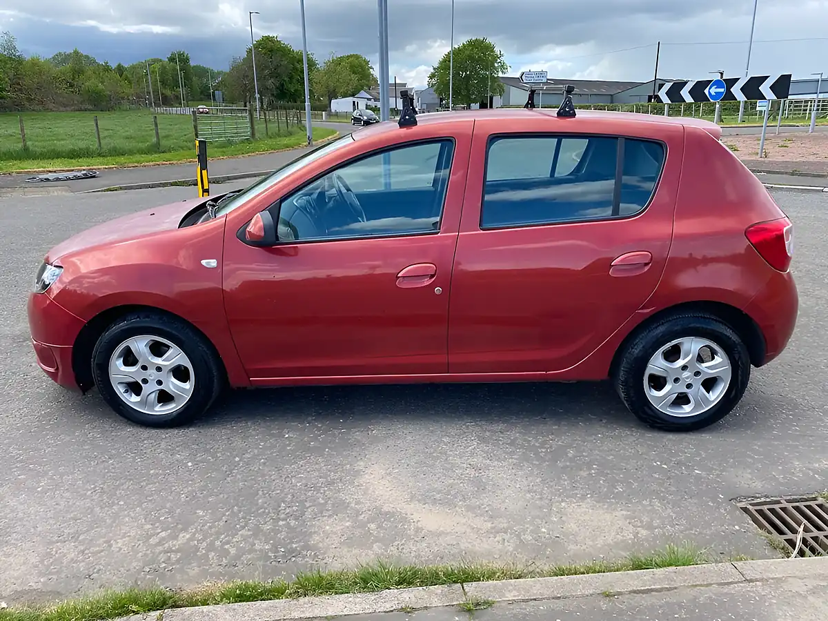 Used 2013 Dacia Sandero Laureate Red - Interior and Exterior details 9