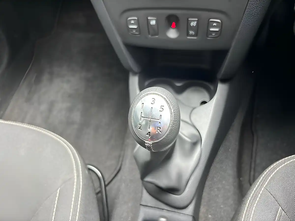 Used 2013 Dacia Sandero Laureate Silver - Interior and Exterior details 15