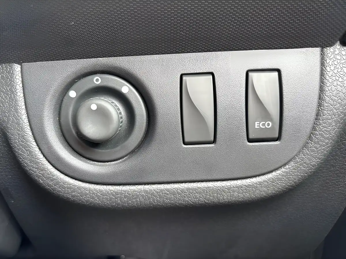 Used 2013 Dacia Sandero Laureate Silver - Interior and Exterior details 17