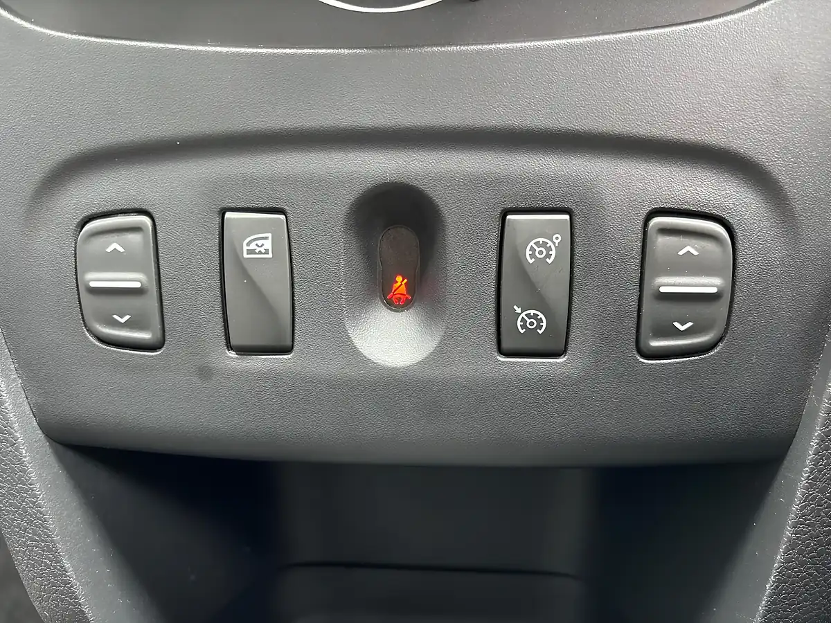 Used 2013 Dacia Sandero Laureate Silver - Interior and Exterior details 18