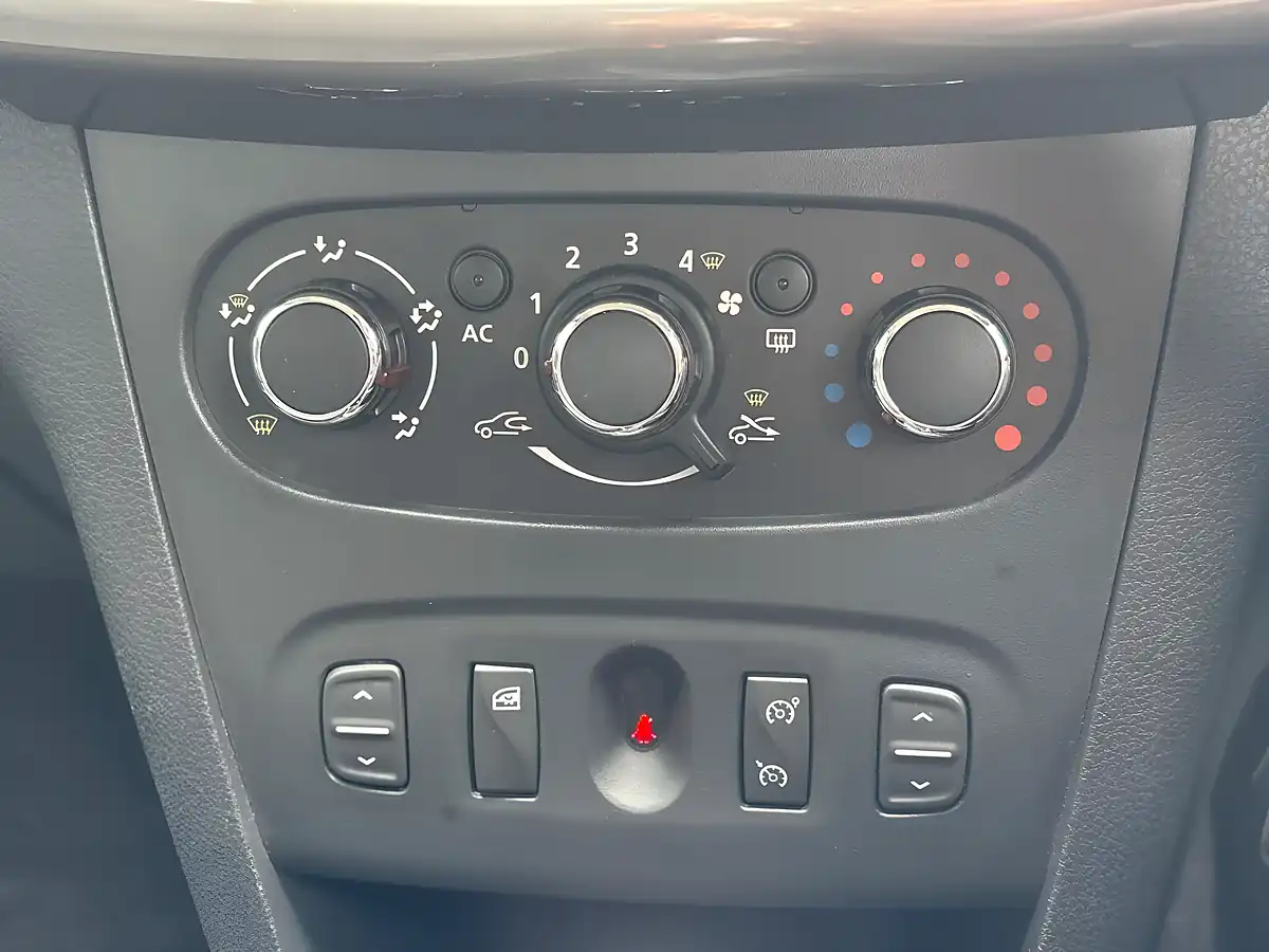 Used 2013 Dacia Sandero Laureate Silver - Interior and Exterior details 19