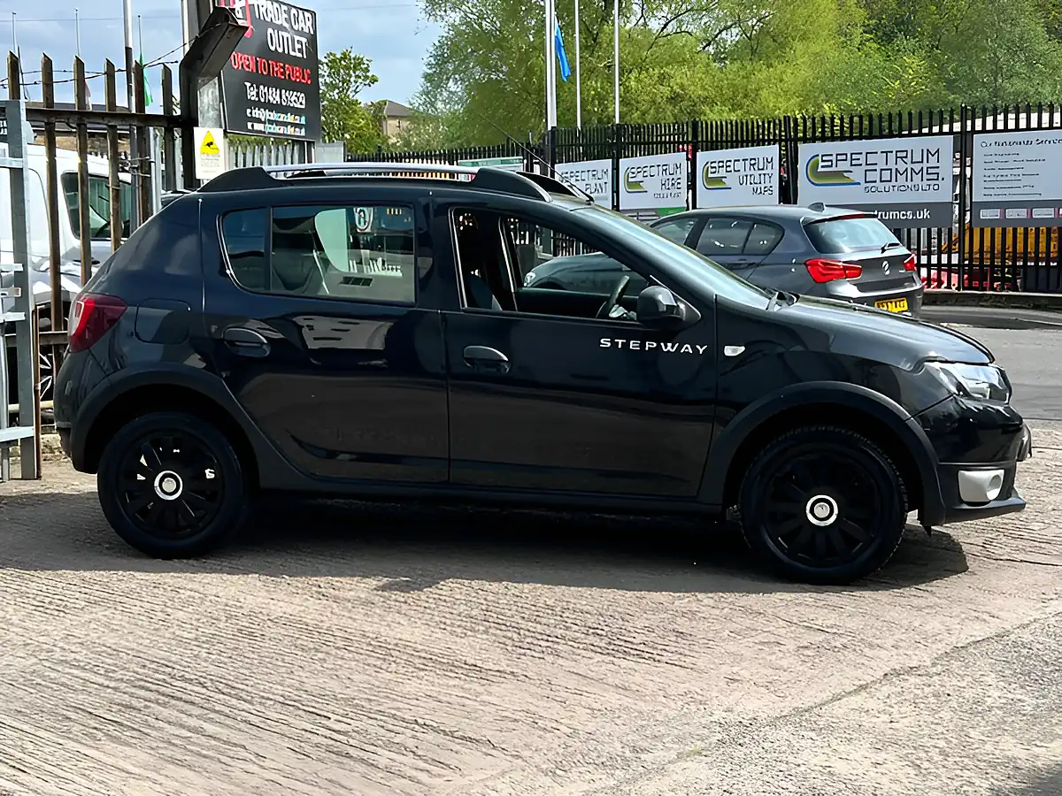 Used 2013 Dacia Sandero Stepway Ambiance Black - Interior and Exterior details 10