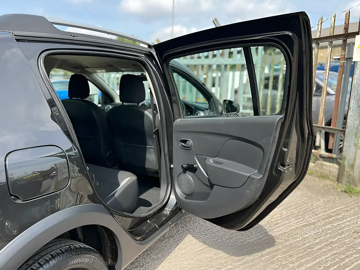 Used 2013 Dacia Sandero Stepway Ambiance Black - Interior and Exterior details 17