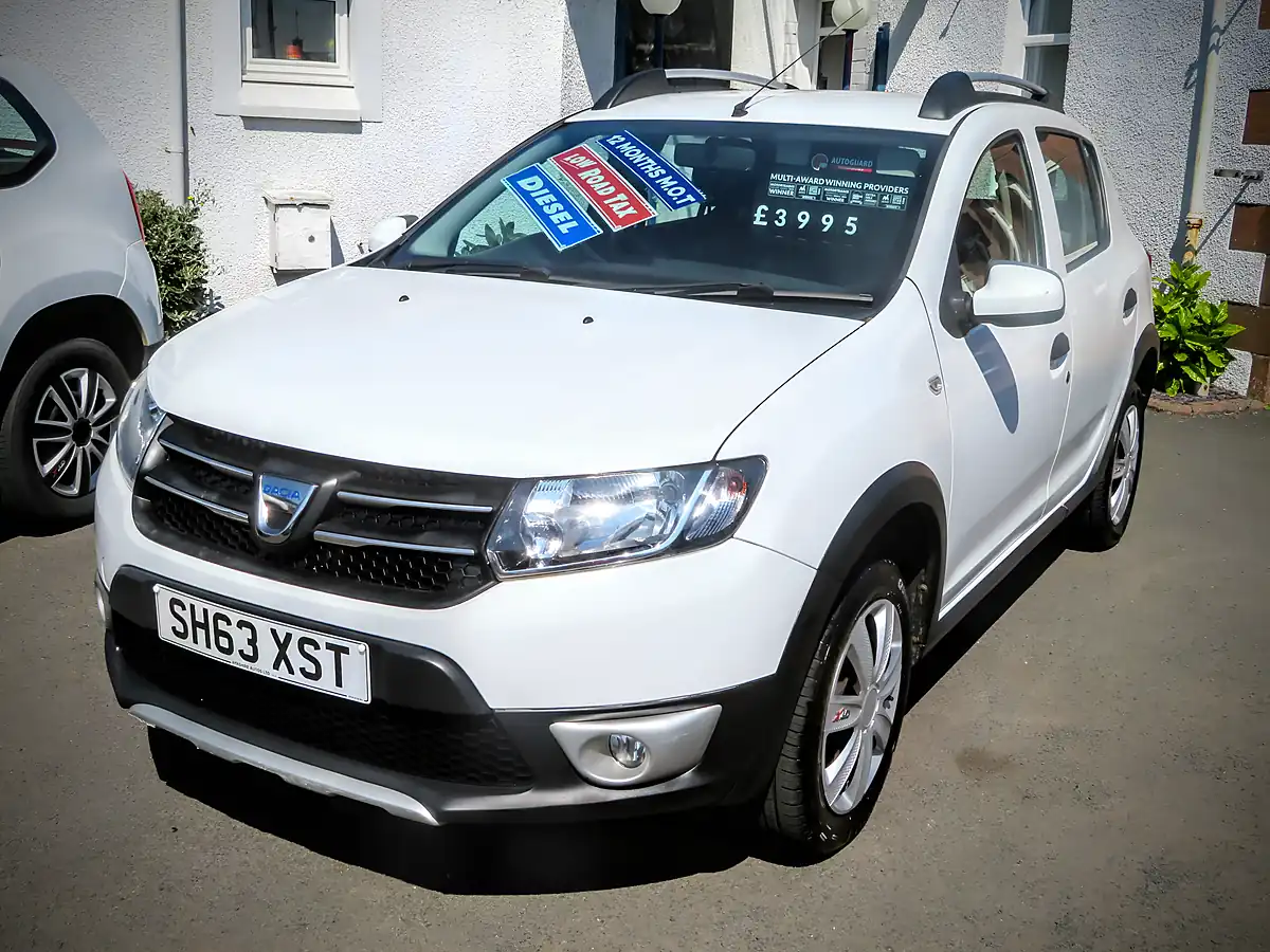 Used 2013 Dacia Sandero Stepway Laureate White - Front View