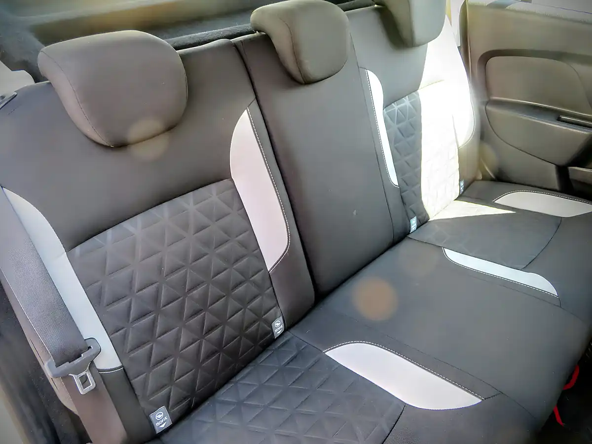 Used 2013 Dacia Sandero Stepway Laureate White - Interior and Exterior details 13