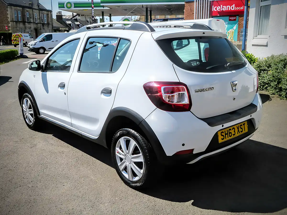Used 2013 Dacia Sandero Stepway Laureate White - Interior and Exterior details 6
