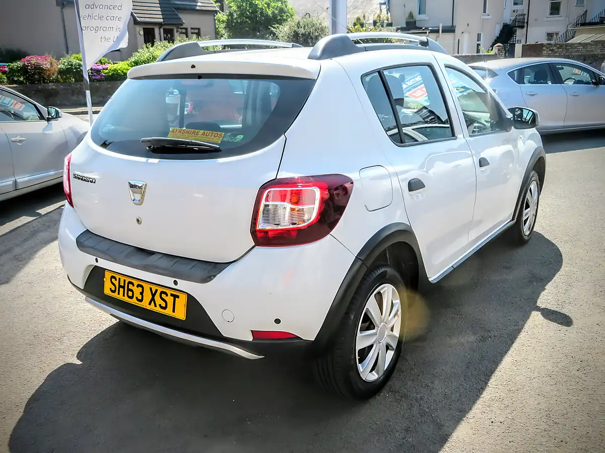 Used 2013 Dacia Sandero Stepway Laureate White - Interior and Exterior details 8