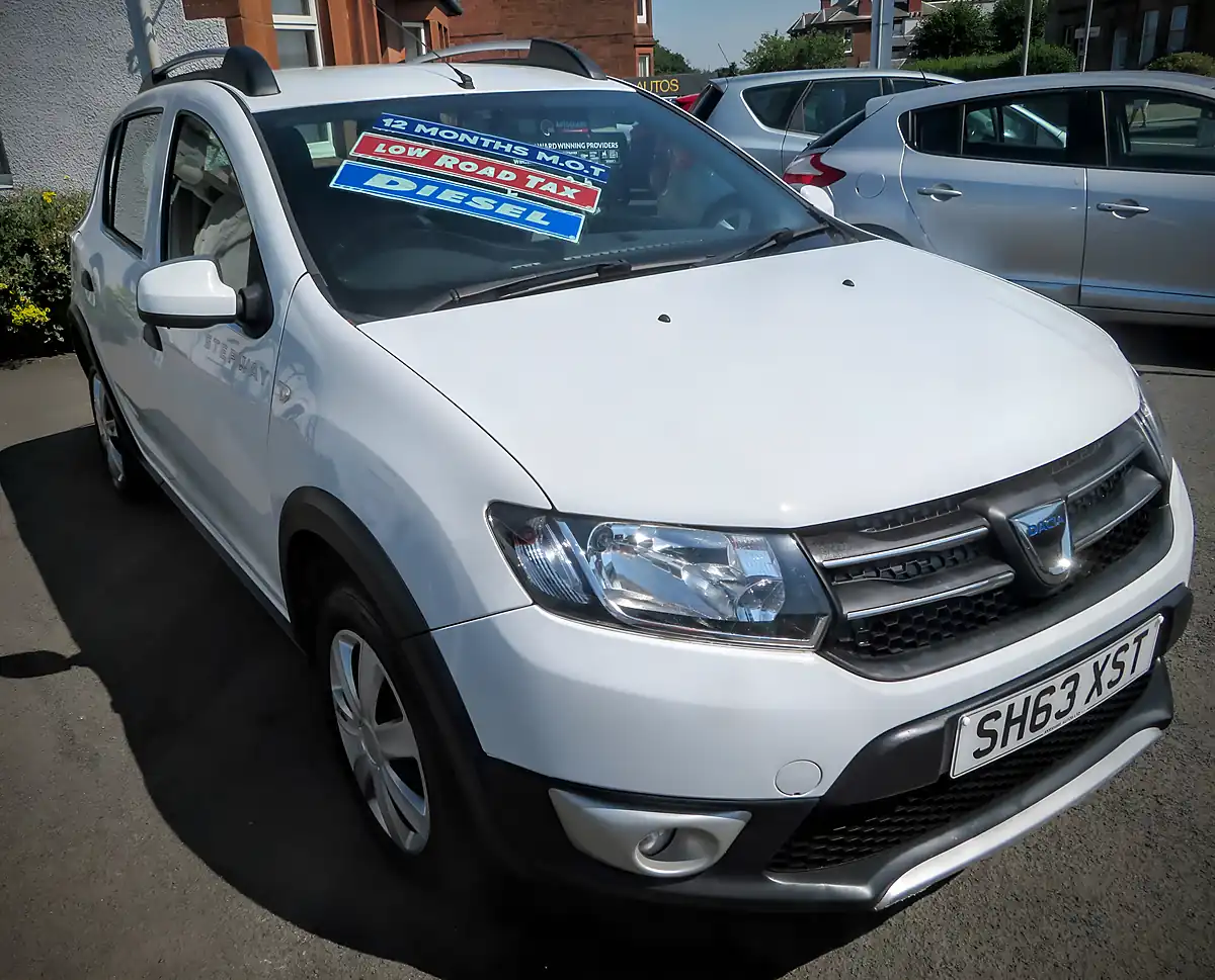 Used 2013 Dacia Sandero Stepway Laureate White - Interior and Exterior details 9
