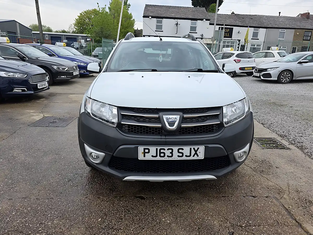 Used 2013 Dacia Sandero Stepway Laureate White - Front View
