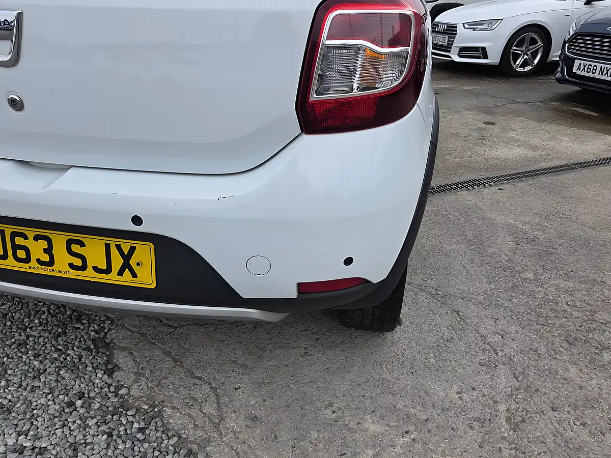 Used 2013 Dacia Sandero Stepway Laureate White - Interior and Exterior details 10