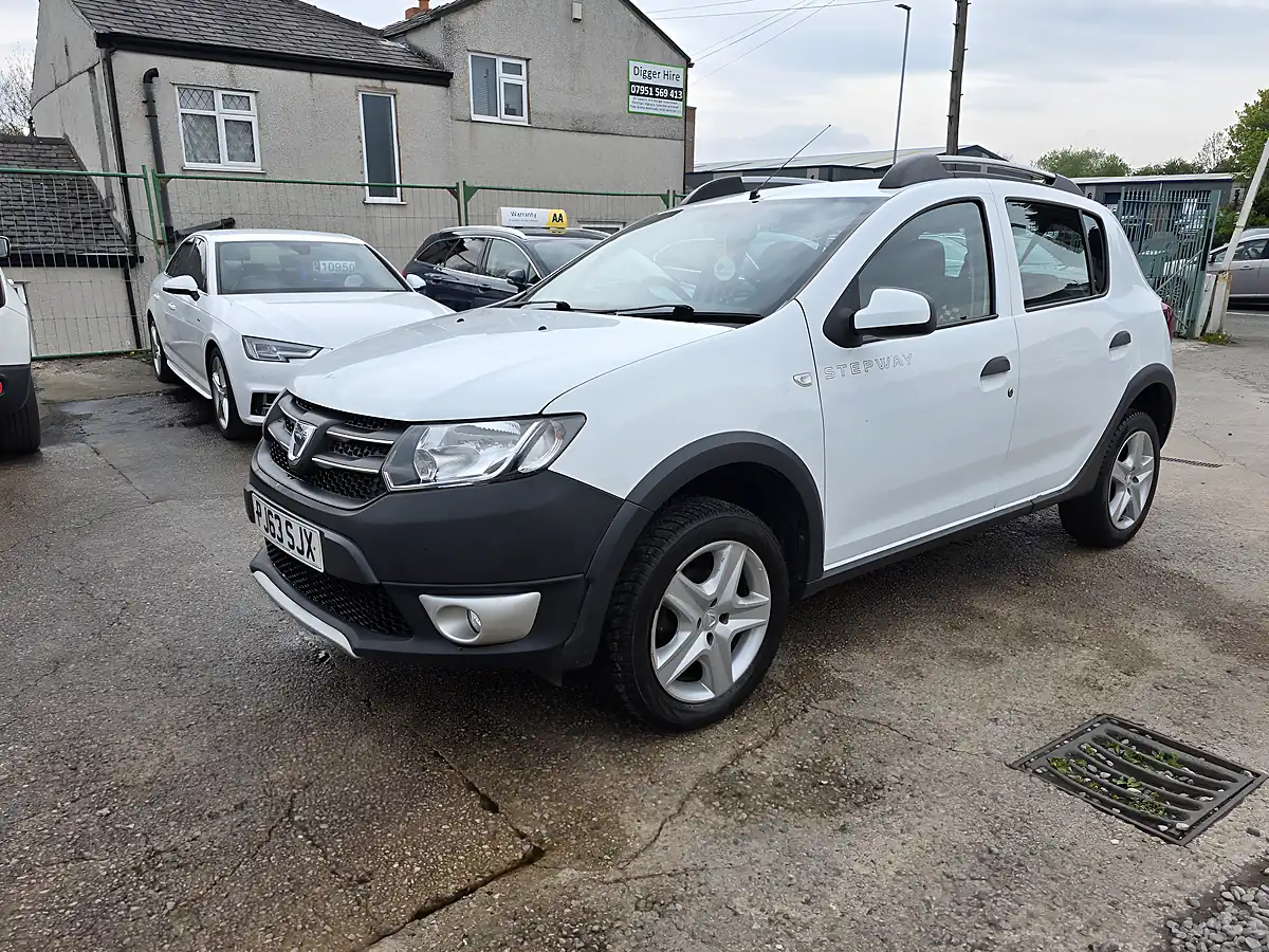 Used 2013 Dacia Sandero Stepway Laureate White - Interior and Exterior details 3