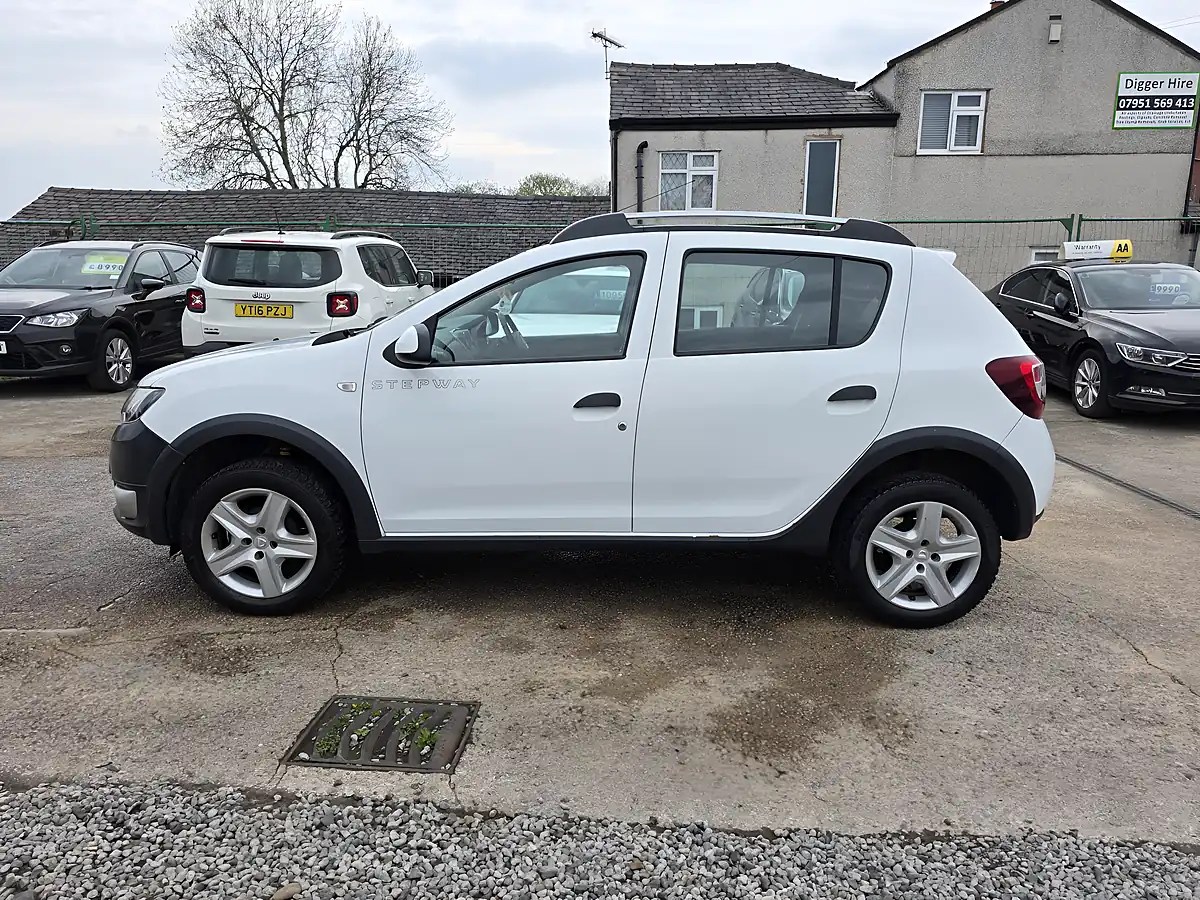 Used 2013 Dacia Sandero Stepway Laureate White - Interior and Exterior details 4