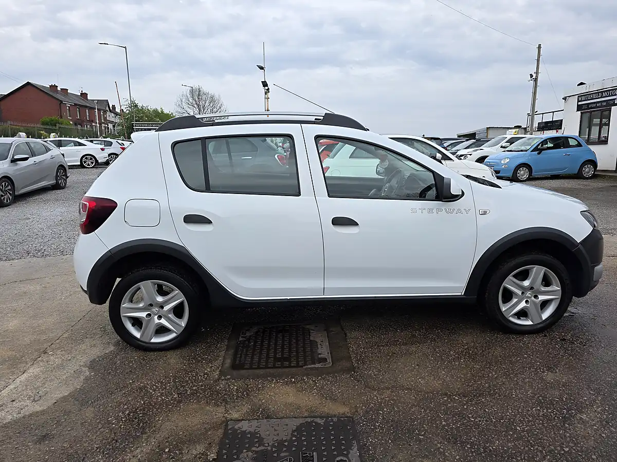 Used 2013 Dacia Sandero Stepway Laureate White - Interior and Exterior details 5