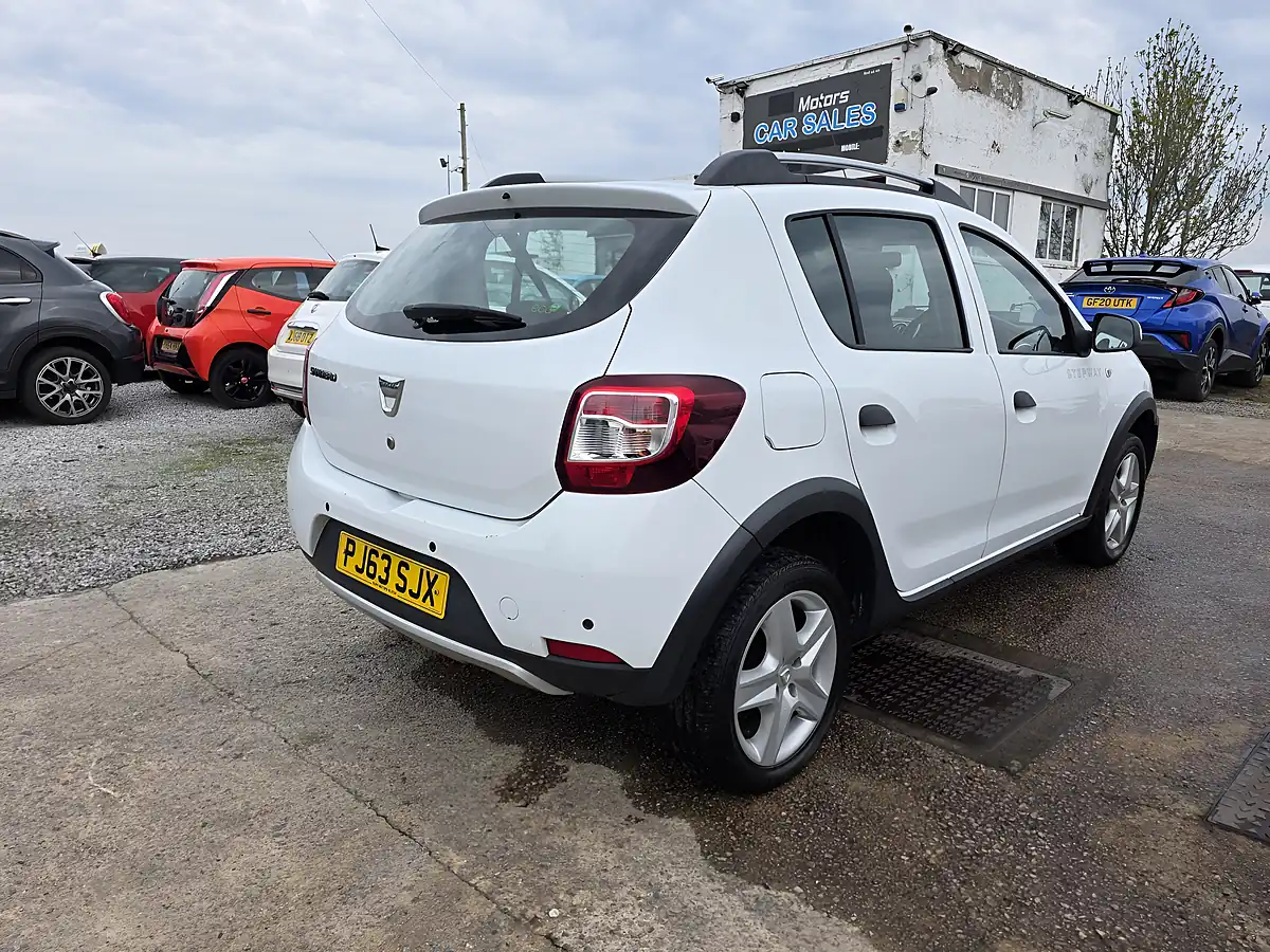Used 2013 Dacia Sandero Stepway Laureate White - Interior and Exterior details 6