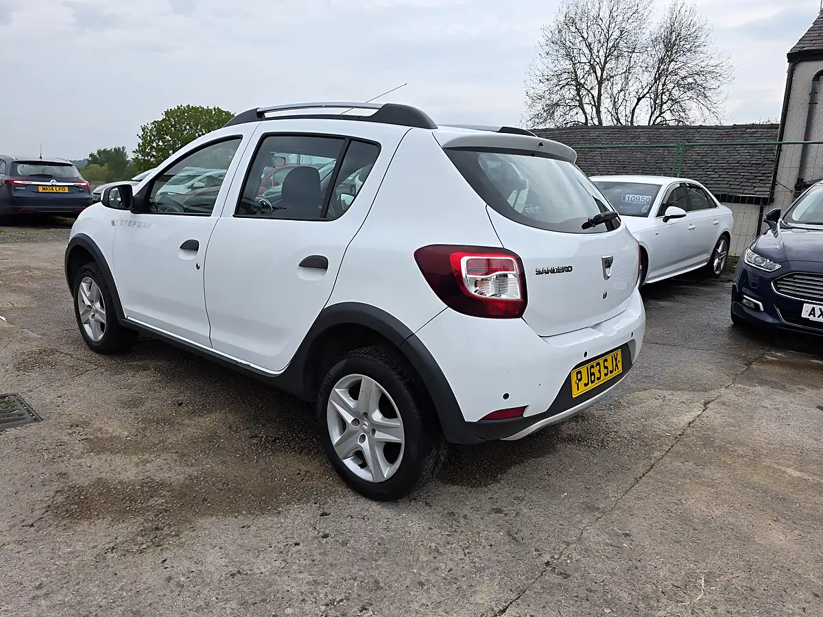 Used 2013 Dacia Sandero Stepway Laureate White - Interior and Exterior details 7