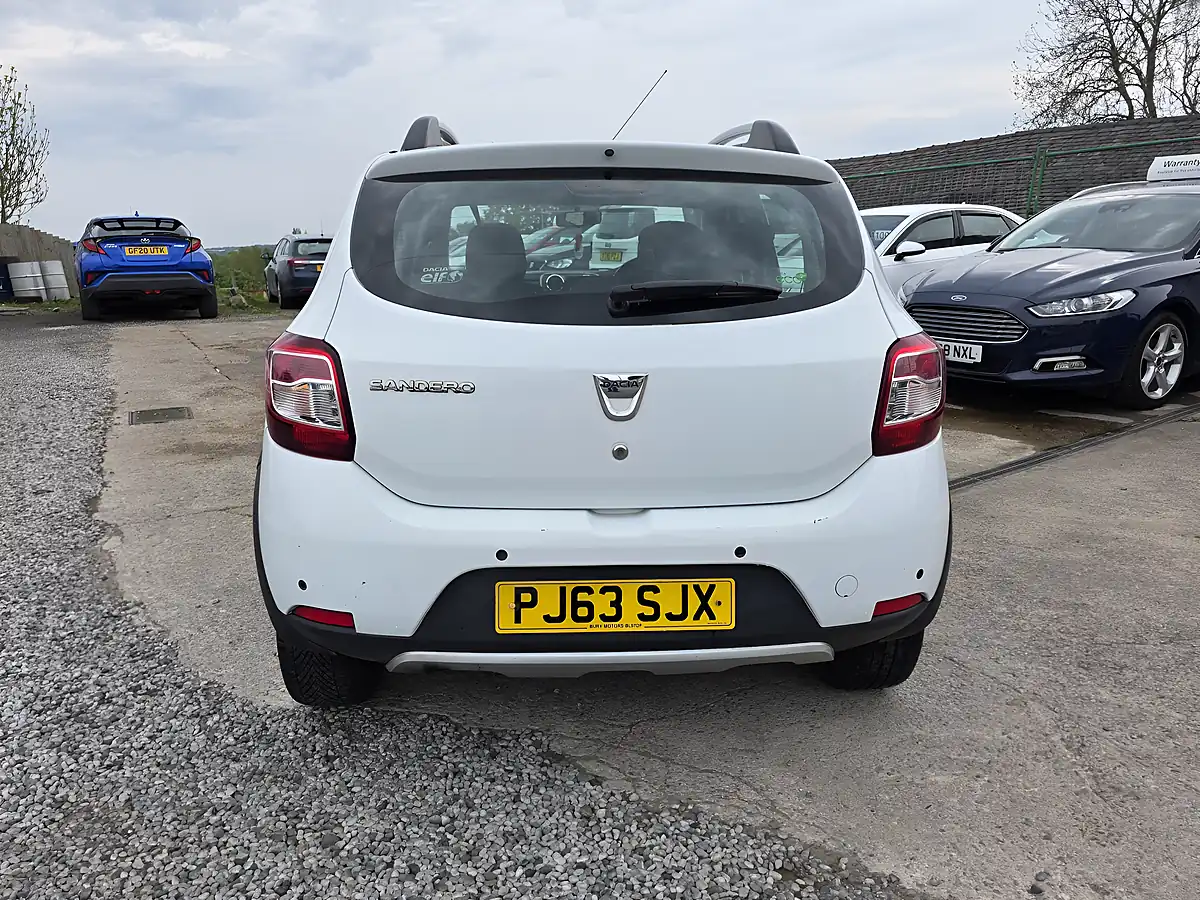 Used 2013 Dacia Sandero Stepway Laureate White - Interior and Exterior details 8