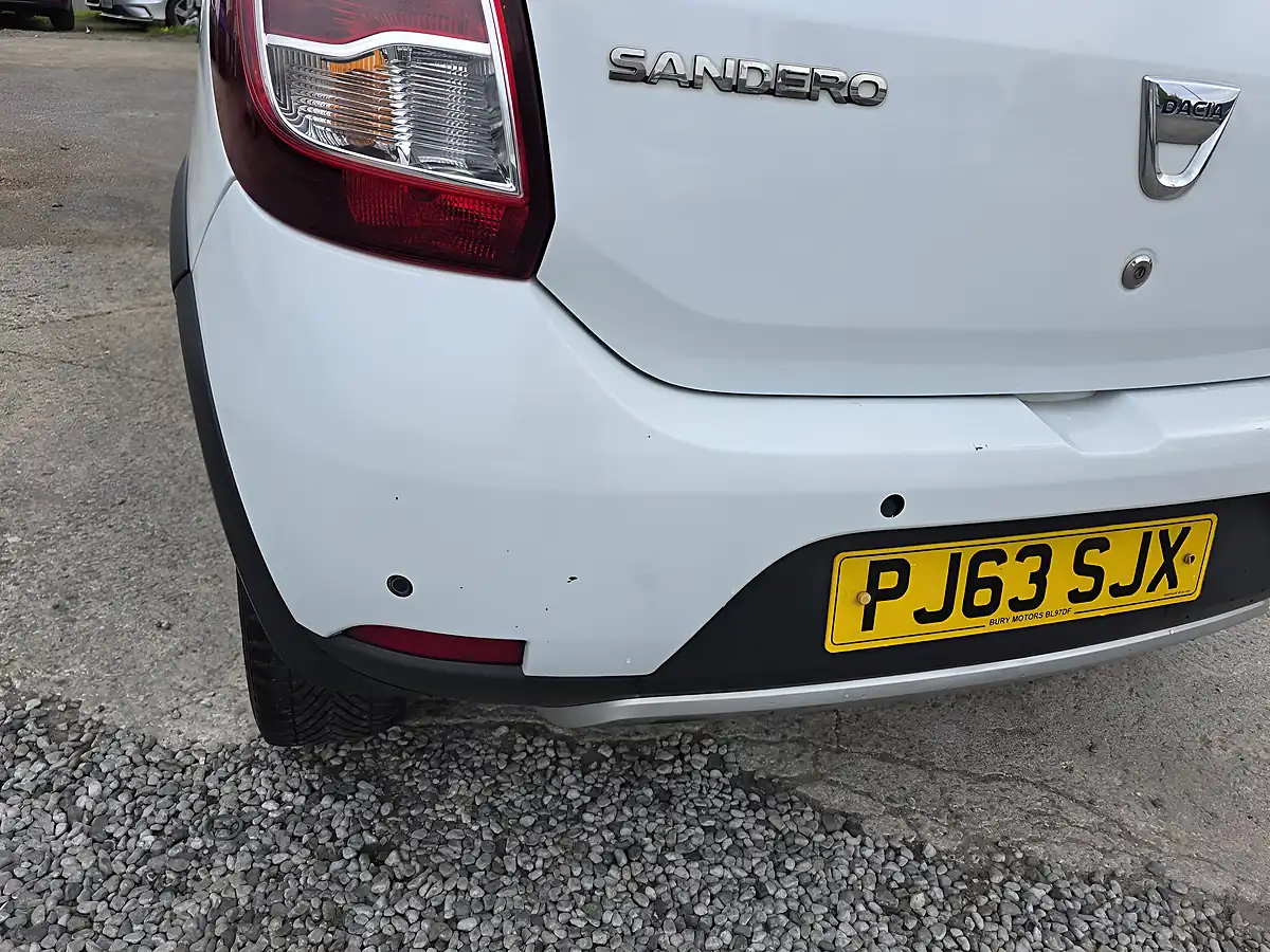 Used 2013 Dacia Sandero Stepway Laureate White - Interior and Exterior details 9