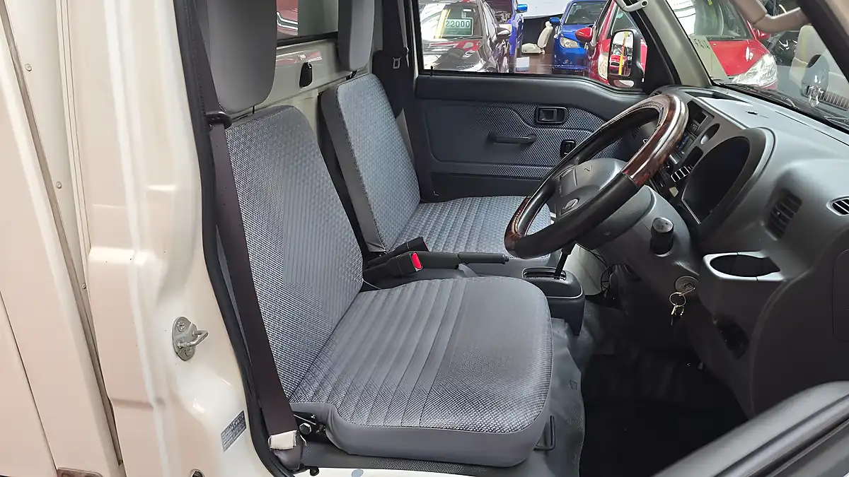 Used 2013 Daihatsu Hijet Box Freezer White - Interior and Exterior details 5