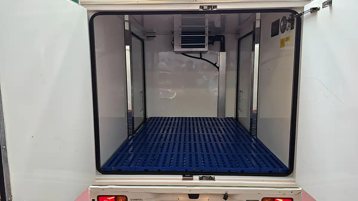 Used 2013 Daihatsu Hijet Box Freezer White - Interior and Exterior details 7